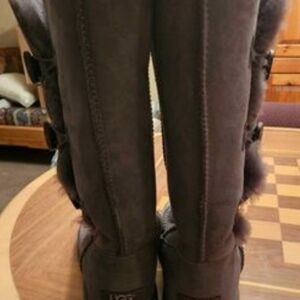 UGG Women’s Bailey Button Triplet Winter Boots, Grey Size 8M